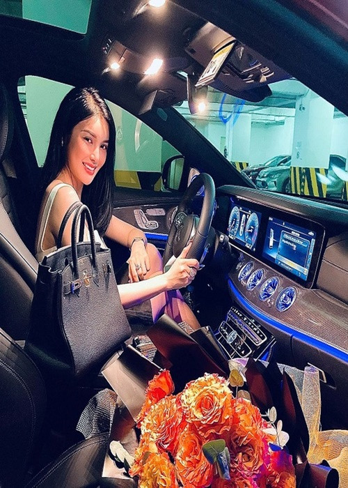 Lily Chen sở hữu chiếc túi Hermes từ trăm triệu đến tỷ đồng. Nữ ca sĩ từng chia sẻ, cô chi 24 tỷ đồng mua túi chỉ trong vài tháng. Ảnh: FB Lily Chen.