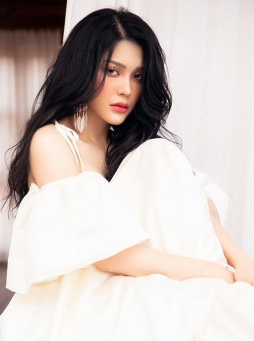 Năm 2015, Lily Chen thi đỗ vào ngành dược của một trường đại học tại TP HCM. Để có tiền trang trải cuộc sống, cô làm thêm nhiều việc khác nhau. Năm 2019, Lily Chen vào showbiz nhờ danh hiệu Á quân Tình Bolero. Ảnh: Sinh Viên Việt Nam.