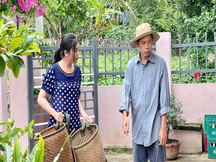 Trước đó, trong phim truyền hình Mẹ rơm lên sóng năm 2022, nữ ca sĩ Lily Chen cũng có tạo hình người phụ nữ miền quê. Để phù hợp với vai diễn, cô mượn quần áo của dì.