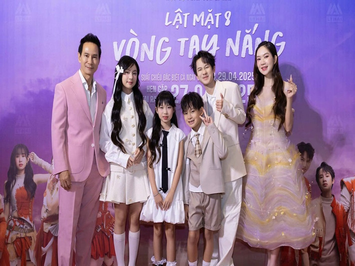 Lúc trước các bé đóng phim thường chỉ xuất hiện chớp nhoáng trong vài phút ngắn ngủi. Tuy nhiên trong các phần gần đây, thời lượng của các con Lý Hải được tăng lên, có nhiều thoại và khoảnh khắc cảm xúc hơn, thể hiện sự tiến bộ vượt bậc của các bé sau nhiều năm gắn bó cùng bố trên phim trường. Ảnh: FB Lý Hải - Minh Hà.