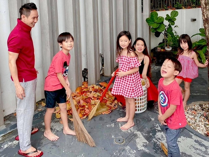 4 nhóc tì nhà Lý Hải tự lập, sống gọn gàng, ngăn nắp. Đặc biệt, các bé yêu thương nhau nên vợ chồng Lý Hải đỡ vất vả. Ảnh: FB Lý Hải - Minh Hà.