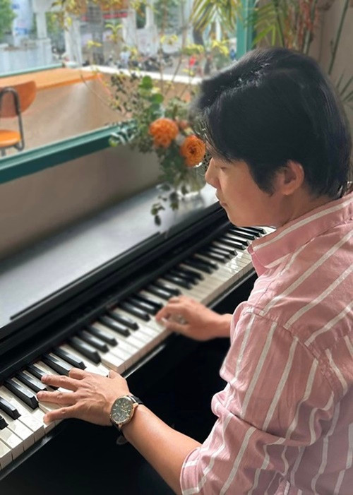 Nguyễn Văn Chung được Tổ chức Kỷ lục Việt Nam ghi nhận là Nhạc sĩ trẻ sáng tác nhiều bài hát thiếu nhi nhất Việt Nam với 300 bài nhạc thiếu nhi. Ảnh: FB Nguyễn Văn Chung.