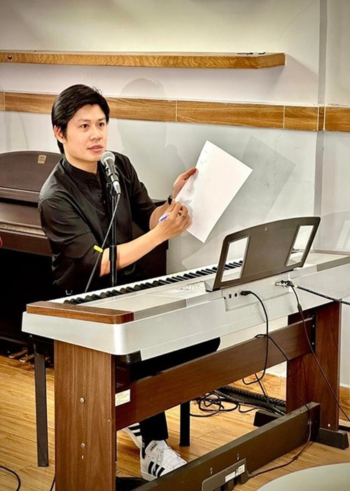 Ngoài Viết tiếp câu chuyện hòa bình, Nguyễn Văn Chung còn là tác giả của nhiều bài hát được yêu thích như: Chiếc khăn gió ấm (Khánh Phương), Mùa đông không lạnh (Akira Phan), Em luôn ở trong tâm trí anh (nhóm The Men), Nhật ký của mẹ (Hiền Thục), Vầng trăng khóc (Khánh Ngọc và Nhật Tinh Anh), Bay giữa ngân hà (Nam Cường), Con đường mưa (Cao Thái Sơn). Ảnh: FB Nguyễn Văn Chung.
