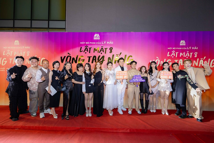 Nội dung phim Lật mặt 8: Vòng tay nắng xoay quanh nhân vật Tâm, một chàng trai 17 tuổi đam mê âm nhạc sống tại vùng đất miền Trung đầy nắng gió. Ước mơ theo đuổi nghệ thuật của Tâm bị kìm hãm bởi sự kỳ vọng và quan điểm khắt khe của người cha- ông Phước. Những xung đột căng thẳng giữa hai cha con phản ánh chân thực áp lực thế hệ, định kiến gia đình và khát vọng được là chính mình của giới trẻ. Câu chuyện khép lại bằng một vòng tay mở ra- vòng tay nắng như một biểu tượng của tha thứ, bao dung và hàn gắn.
