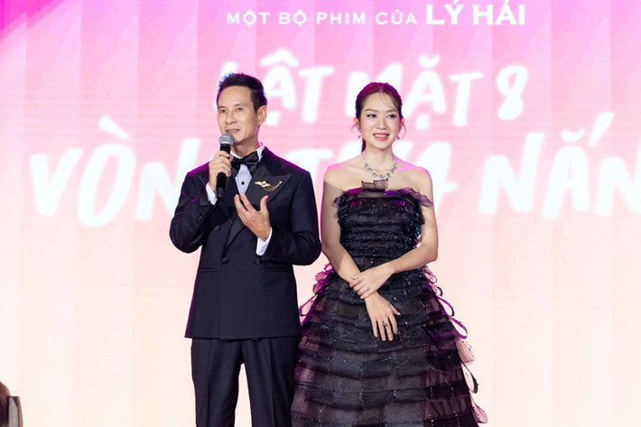 Đạo diễn Lý Hải chia sẻ: “Hôm nay là ngày Lý Hải hồi hộp khủng khiếp! Thứ nhất là cũng băn khoăn, không biết câu chuyện Lật mặt 8: Vòng tay nắng này mọi người có thích không? Câu chuyện này có nhiều người đồng cảm với mình không? Có chạm được tới cảm xúc của mọi người không? Khi xem xong, Lý Hải thật sự vỡ òa vì thấy mọi người bước ra rạp với đôi mắt vừa đỏ vừa sưng. Nhiều khán giả chia sẻ ngay với Lý Hải là em khóc 2 - 3 lần, có người khóc 3 - 4 lần, rất là thấm, mọi người thấy mình ở trong đó".