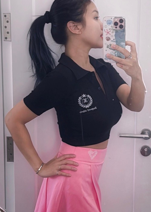 Trước đó, Vân Hugo nhận lỗi khi cá nhân hóa trải nghiệm uống sữa của con trai và quảng cáo đến mọi người. Nữ MC còn gửi lời xin lỗi đến khán giả. Theo Vân Hugo, những ngày qua, cô buồn vì sữa Hiup bị nhầm trong nằm đường dây sữa giả vừa bị triệt phá. Ảnh: FB Vân Hugo.
