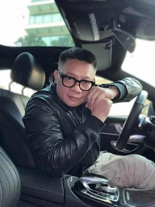 Giống Vân Hugo, BTV Quang Minh sẽ bị xử phạt vì ồn ào quảng cáo sữa. Theo bà Nguyễn Thị Thanh Huyền - Cục phó Cục Phát thanh truyền hình và thông tin điện tử, Quang Minh dự kiến sẽ bị xử phạt 37,5 triệu đồng, bao gồm hai hành vi: Quảng cáo không phù hợp với một trong các tài liệu theo quy định, vi phạm tại điểm a, khoản 2, Điều 52 của Nghị định 138 và quảng cáo sử dụng tên của bác sĩ vi phạm quy định tại điểm a, khoản 4 Điều 52 của Nghị định 38/2021. Ảnh: FB Quang Minh.