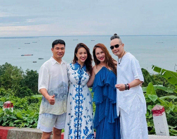 Nữ MC khoe hình ảnh rạng rỡ bên chồng (ngoài cùng bên trái) và bạn bè. Ảnh: FB Vân Hugo.