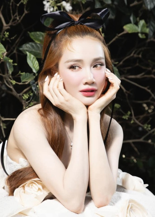 Mới đây, tham gia một chương trình thời trang, diễn viên Nhã Phương diện váy bồng bềnh, sử dụng nơ cài tóc nữ tính.