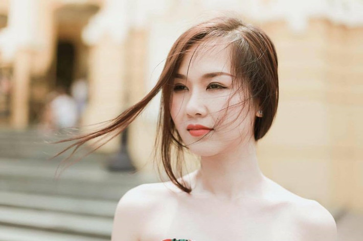 Võ Hạ Trâm sinh năm 1990, đoạt giải nhất cuộc thi Ngôi sao Tiếng hát truyền hình TP HCM 2007.