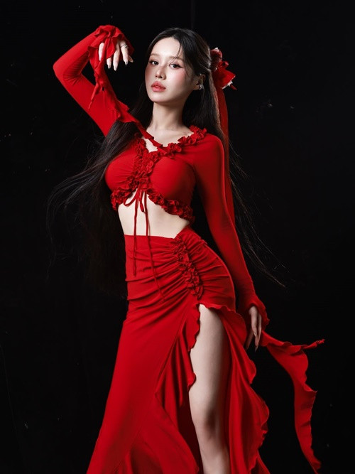 Nữ ca sĩ sinh năm 2000 khoe vóc dáng không chút mỡ thừa với trang phục cắt xẻ táo bạo.
