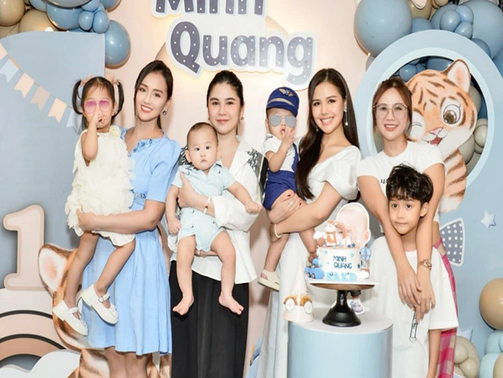 Thu Hoài (thứ hai bên trái) và Phanh Lee (thứ hai bên phải) thi thoảng mới tụ tập với các thành viên trong nhóm vì bận con nhỏ. Ảnh: FB Lã Thanh Huyền.