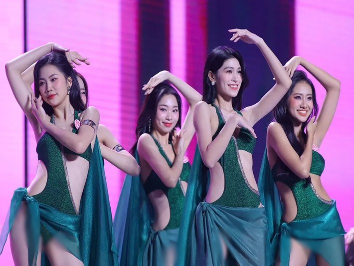 41 thí sinh Hoa hậu Việt Nam 2024 đồng diễn áo tắm, làm "nóng" sân khấu. Ảnh: VTV.
