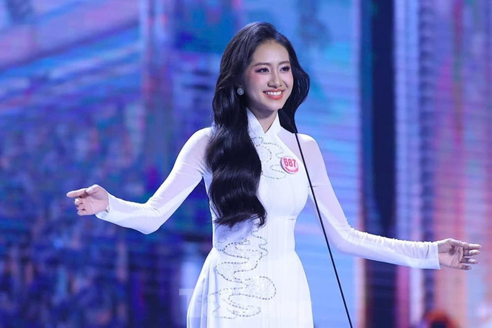 Top 41 thí sinh còn đồng diễn áo dài. Ảnh: Tiền Phong.
