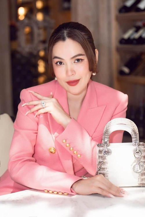 Người đẹp thường xuyên sử dụng đồ hiệu đắt đỏ. Ảnh: FB Phương Lê.