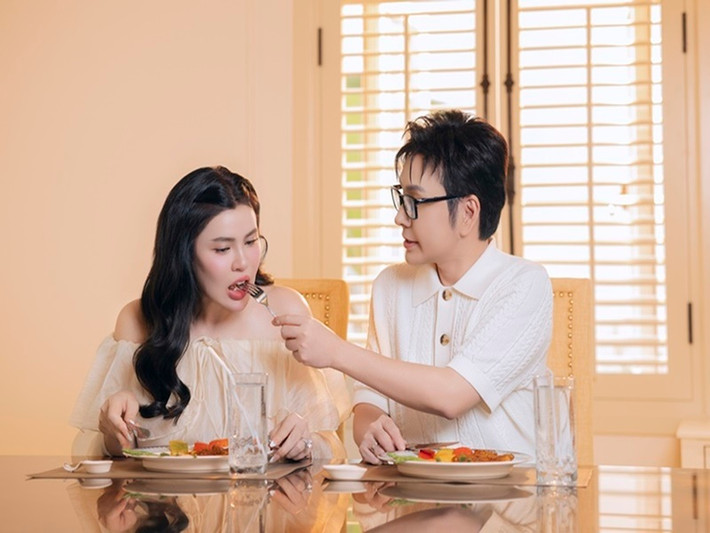 Nam nghệ sĩ cải lương ân cần chăm sóc Phương Lê trong bữa ăn. Ảnh: NVCC.