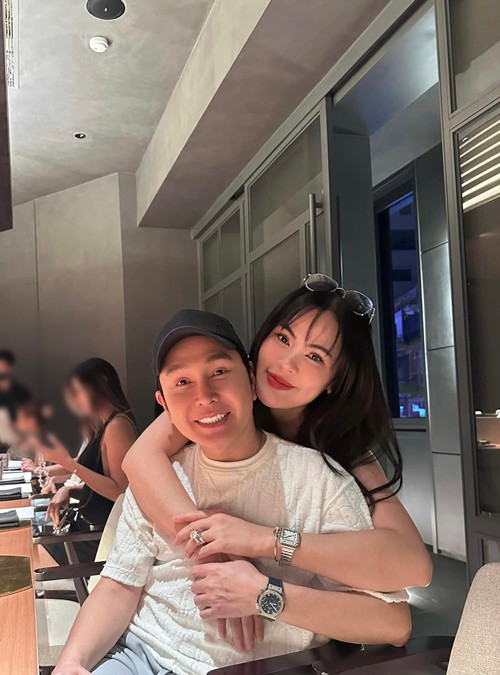 “Hy vọng rằng sang năm hai vợ chồng sẽ có tin vui. Tôi và Phương đều chú trọng, quan tâm đến vấn đề sức khỏe. Tôi đã tâm sự, chia sẻ với Phương. Phương nói rằng đã sẵn sàng sinh cho tôi đứa con hoặc nhiều đứa", Vũ Luân chia sẻ vào đầu năm 2025. Ảnh: Vũ Luân.