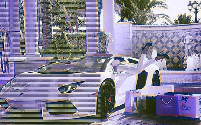Siêu xe như Lamborghini Aventador Roadster cũng được dùng để phục vụ các chuyến mua sắm của tiểu thư Dubai.
