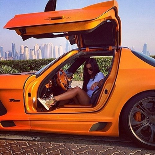 Tại Dubai, không chỉ các ông chủ giàu có mà con cái họ cũng thường xuyên mua sắm và sử dụng siêu xe, hàng hiệu đắt tiền, bất kể nam nữ.