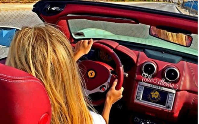 Các cô tiểu thư ngồi sau vô lăng những chiếc xe đắt tiền như Ferrari, Porsche, Mercedes-Benz SLS AMG hay Bentley là hình ảnh thường xuyên được chia sẻ trên Instagram của con nhà giàu ở Dubai (Richkidsofdubai).