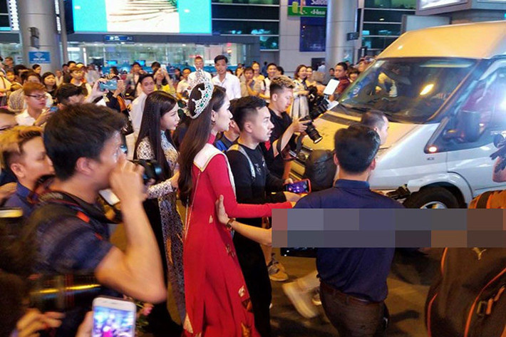 Không thể phủ nhận rằng thần thái của người đẹp đã "cao hơn một bậc" so với khi cô xách vali lên đường sang Thái Lan tham dự cuộc khi. Khi đó chỉ có một vaifi fan hâm mộ rất thân của Hương Giang cùng với bạn bè có mặt để tiễn Tân Hoa hậu Chuyển giới Quốc tế 2018 "đem chuông đi đánh xứ người".