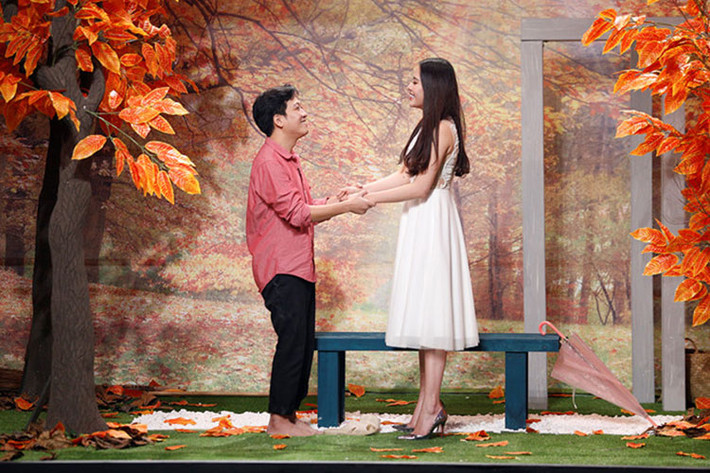 Nam Em và Trường Giang diễn cảnh tình tứ trong vai đôi tình nhân. Ảnh: Zing