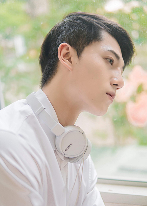 Chỉ diện áo sơ mi trắng, Harry Lu vẫn vô cùng điển trai, đốn tim phái nữ. Ảnh: Fanpage