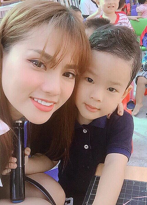 Hot Face sao Việt 24h: Thu Thủy một mình đưa con trai đi học. “Con trai đi học rồi, con sẽ học được nhiều điều hay! Chúc con trai sẽ ngoan, nghe lời cô và học hỏi các bạn những điều tốt nè”, nữ ca sĩ nhắn nhủ con trai.