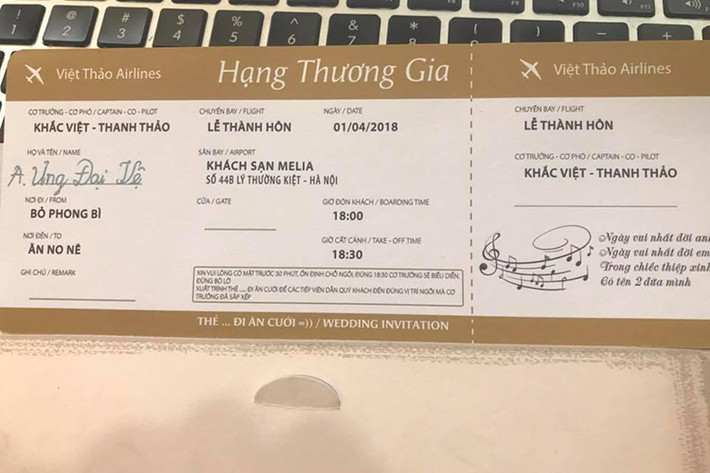 Ưng Đại Vệ khoe thiệp cưới của Khắc Việt.
