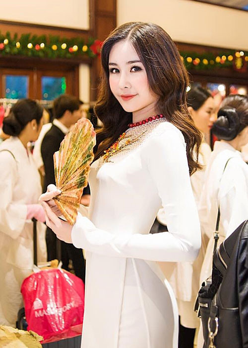 Qua gần nửa năm đăng quang, Hoa hậu Đại dương 2017 vẫn giữ nguyên góc chụp đó và kiểu mỉm cười đó.