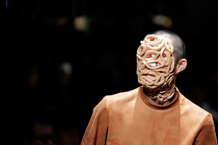 Tháng 3/2016, trong show diễn của NTK Yoshikazu Yamagata tại Tuần lễ thời trang Tokyo, người mẫu hóa trang thành người có nhiều con mắt hay đeo mặt nạ mỏ gà. Ảnh: Reuter