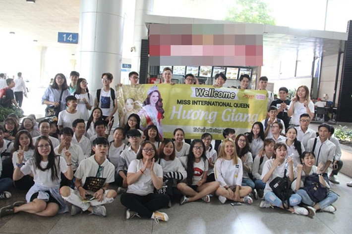 Người hâm mộ vẫn tiếp tục đến và ngồi chờ.