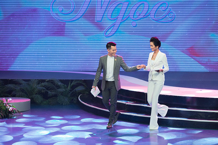 Tham gia chương trình, H’Hen Niê chọn bộ vest trắng quần ống loe.