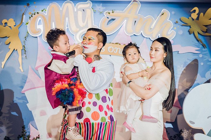 Tuấn Hưng chia sẻ: “20 năm qua bố luôn tròn vai 1 chú hề sẵn sàng làm mọi người và đời vui với sự có mặt của mình. Nhưng bắt đầu hôm nay bố sẽ dành tất cả thời gian và tình yêu của mình đổi lại nụ cười và hạnh phúc của 2 con”.