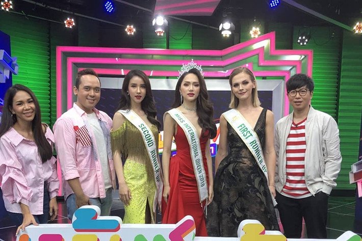 Trong buổi giao lưu với đài One31, trước câu hỏi về tin đồn mua giải, Hương Giang đáp trả: "Tôi không đủ đẹp sao" khiến khán giả bật cười. Ảnh: Fanpage