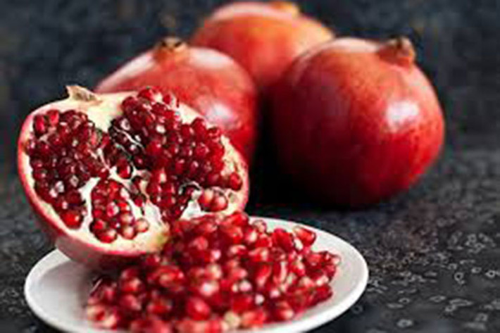 Lựu bảo vệ phổi khỏi sự phát triển ung thư. Nó giàu chất chống oxy hóa giúp loại bỏ độc tố và tăng cường máu tới phổi.