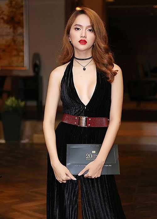 Tham gia các sự kiện giải trí, Hương Giang thường diện váy áo tôn vóc dáng cơ thể.