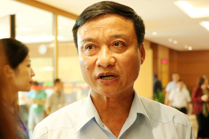 Kỳ họp thứ 7, Quốc hội XIV, Đại biểu Bùi Văn Xuyền: "Việc bỏ biên chế suốt đời là thực hiện theo tinh thần của nghị quyết TƯ yêu cầu chế độ hợp đồng dài hạn chuyển thành ngắn hạn. Tuy nhiên, tôi vẫn băn khoăn vì đấy là 1 trong những chế định bộ luật Lao động về bảo vệ sự yếu thế của người lao động trước giới chủ. Bây giờ nếu đặt vấn đề phá bỏ đi thì viên chức sẽ không yên tâm làm việc. Cứ 3 năm lại xét hợp đồng 1 lần sẽ tạo ra tâm lý lo lắng cho người lao động, không biết mình còn làm việc đấy nữa không."