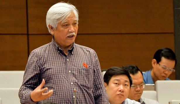 Đại biểu Dương Trung Quốc (Đồng Nai) "Chúng ta phải tiếp cận xây dựng Luật từ góc độ văn hoá. Uống rượu bia là văn hoá của cả nhân loại rồi, sao lại đưa nó lên đoạn đầu đài thế này. Liệu 'uống rượu bia có hại cho sức khoẻ' có phải là thông điệp của thế giới không? Nếu chúng ta cứ nhìn ở góc độ đó thì mãi mãi không khả thi, không thực tế, đi ngược lại xu thế của thế giới. Tôi đồng tính với việc phải ra luật lúc này, thậm chí là cần có chế tài nặng hơn. Hình như cách đặt vấn đề hiện nay đang né tránh vấn đề yếu kém trong năng lực quản lý, kiểm soát của Nhà nước và mỗi người tự kiểm soát mình."