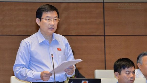 Đại biểu Phạm Trọng Nhân (đoàn Bình Dương): "Việc cấm bán rượu bia trên internet có đòi hỏi nguồn lực quá sức chúng ta không? Vừa cho rằng nguồn lực hiện có không đảm bảo, lại vừa cho phép bán rượu bia trên internet, trong khi biện pháp kiểm soát là không thể thì có phải sự mâu thuẫn, cài cắm hay thiếu sót đầy ngụ ý?"