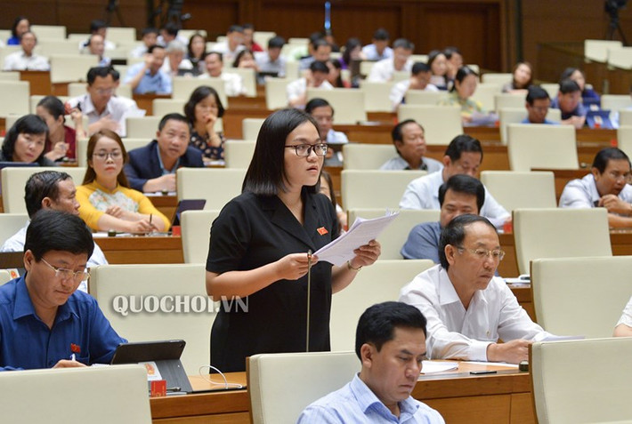 Đại biểu Quàng Thị Vân (Điện Biên) cho rằng: "Cần thiết phải quy định thời gian cấm bán rượu bia đối với mọi đối tượng từ 22h đêm đến 7h sáng ngày hôm sau, vì đây là thời gian gia đình và hàng xóm nghỉ ngơi, cần phải cấm để tránh mất trật tự an ninh... những người mua rượu, bia sau 22h đêm thường là những người nát rượu, nghiện rượu, họ không làm chủ được hành vi của mình nên cần thiết phải đưa quy định này vào điều cấm của dự thảo luật."