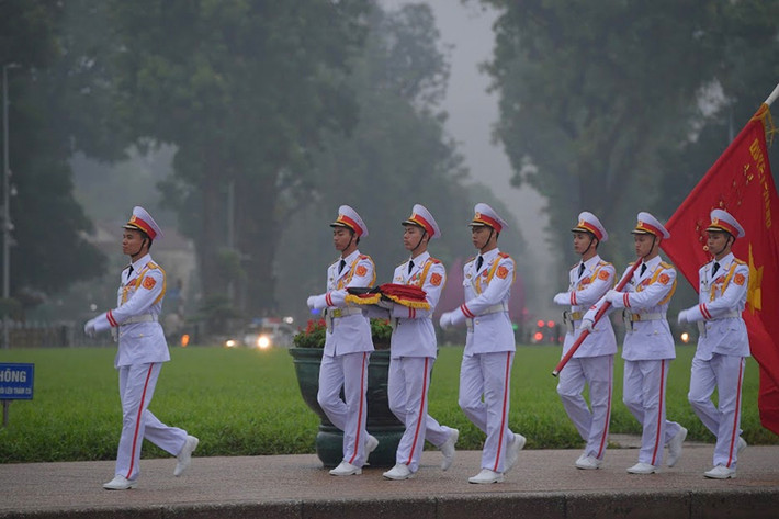 Lúc 6h ngày 3/5, thời tiết Hà Nội có mưa khá nặng hạt.