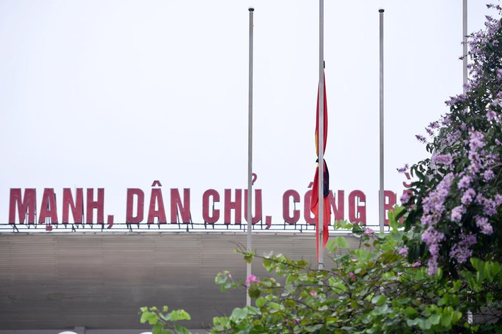 Cờ rủ tại cung văn hóa hữu nghị Việt - Xô.