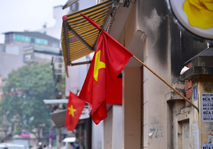 Tại các con phố, cờ được buộc thêm dải băng đen ở vị trí 1/3 diện tích lá cờ.