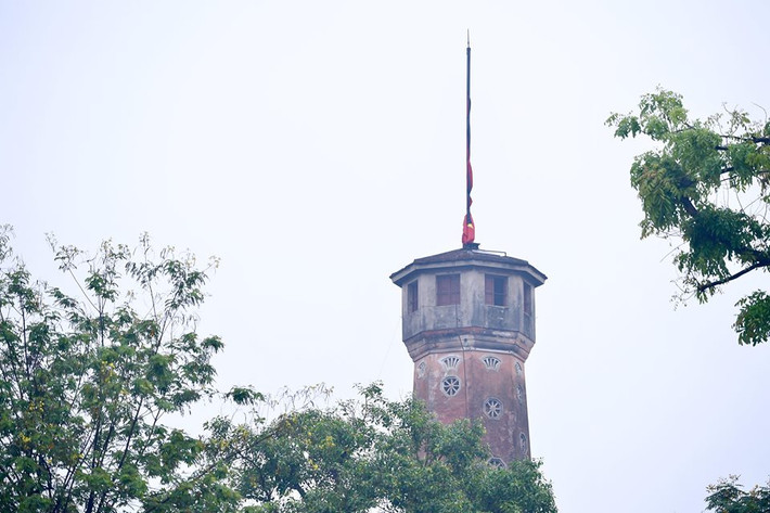 Cờ rủ tại cột cờ Hà Nội.