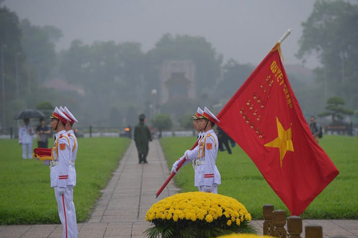 Theo quy định, cờ rủ trong Lễ Quốc tang là cờ có dải băng đen với kích thước bằng 1/10 chiều rộng và chiều dài bằng chiều dài lá cờ. Cờ chỉ được treo đến 2/3 cột với băng vải đen buộc để cờ không bay.