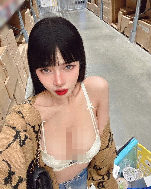 Cô nàng khiến người đối diện ngượng đỏ mặt vì khoe nội y khi đi mua sắm.