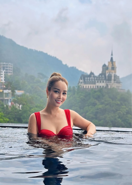 Mai Thu Huyền khoe vẻ gợi cảm với bikini.