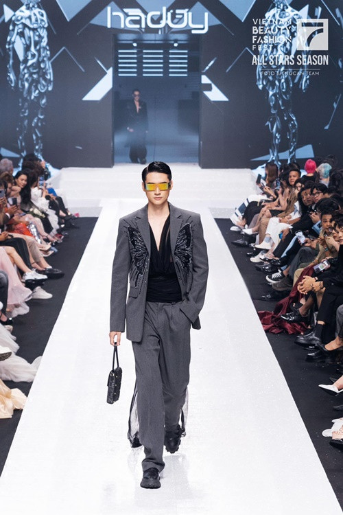 Nam người mẫu sinh năm 1999 tốt nghiệp ngành Ngôn ngữ Anh, khoa Ngoại ngữ kinh tế của Đại học Kinh tế Quốc dân.