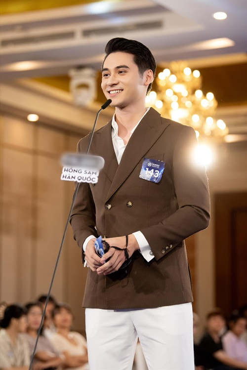 Tuấn Ngọc còn có nụ cười tỏa nắng "đốn tim" người đối diện.